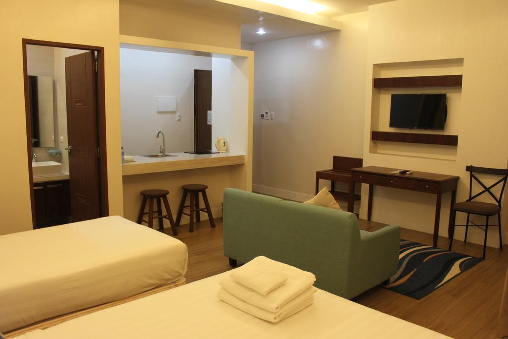 The Reef Hotel And Residences Олонгапо Екстериор снимка