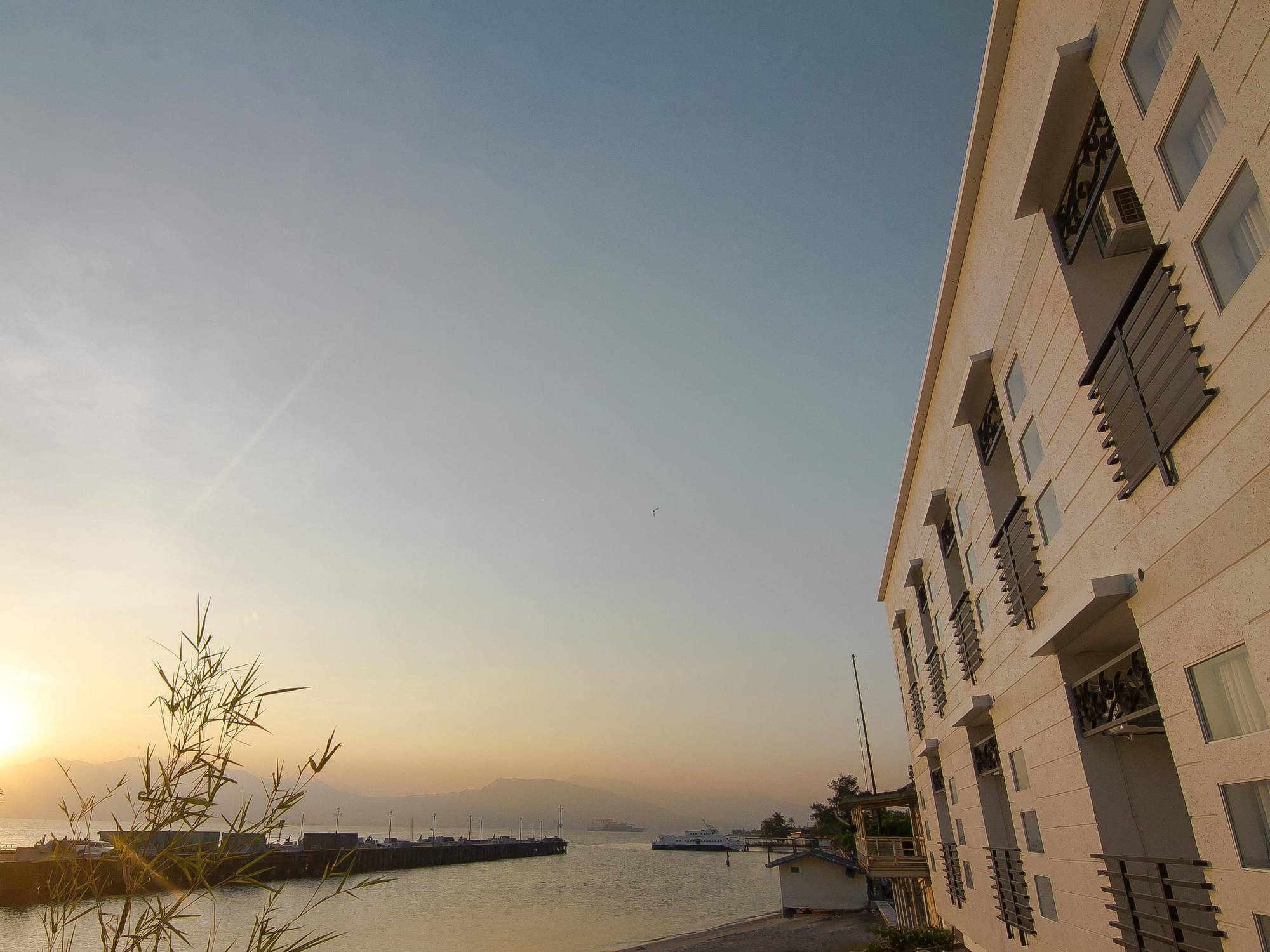 The Reef Hotel And Residences Олонгапо Екстериор снимка