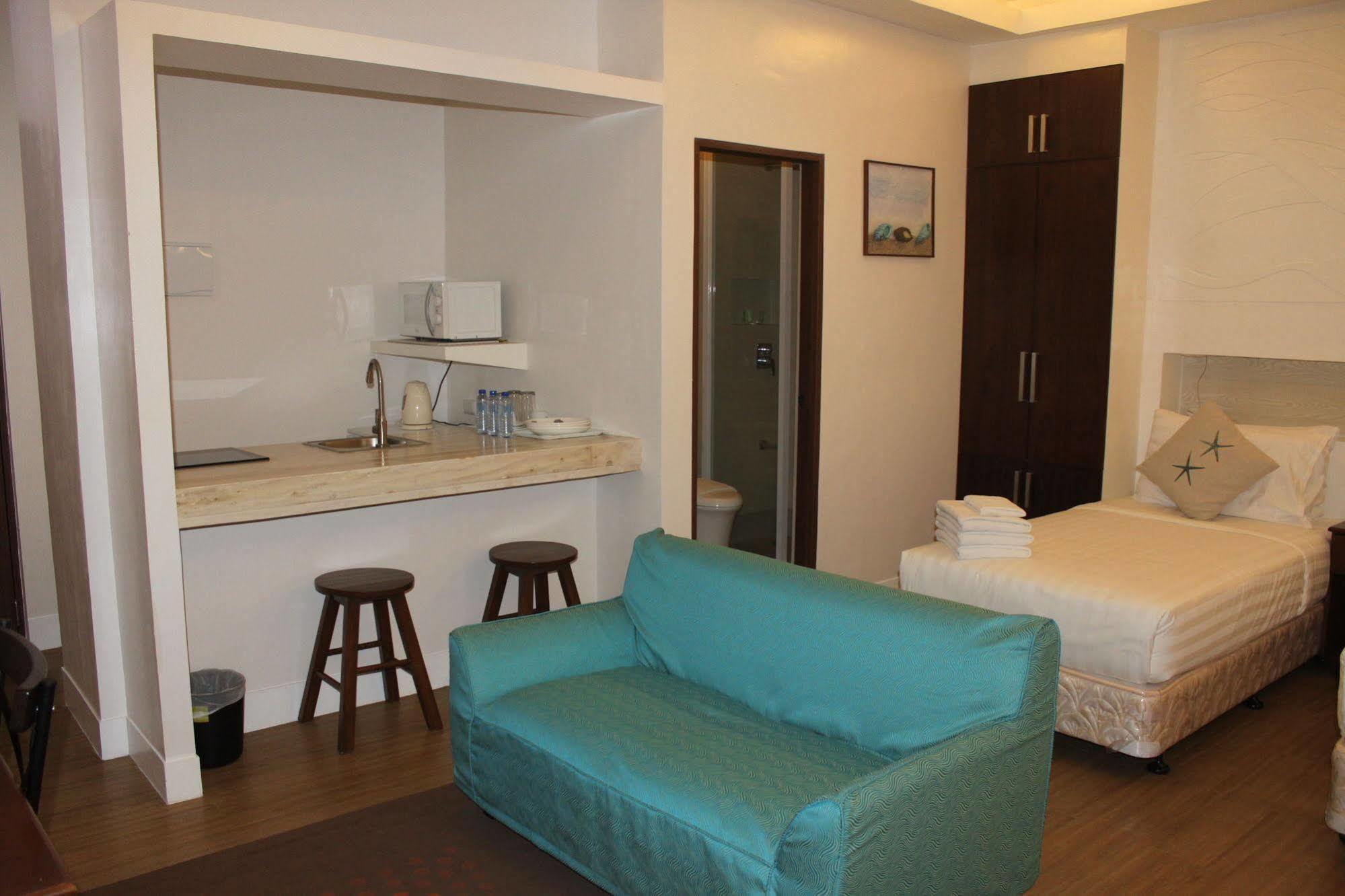 The Reef Hotel And Residences Олонгапо Екстериор снимка