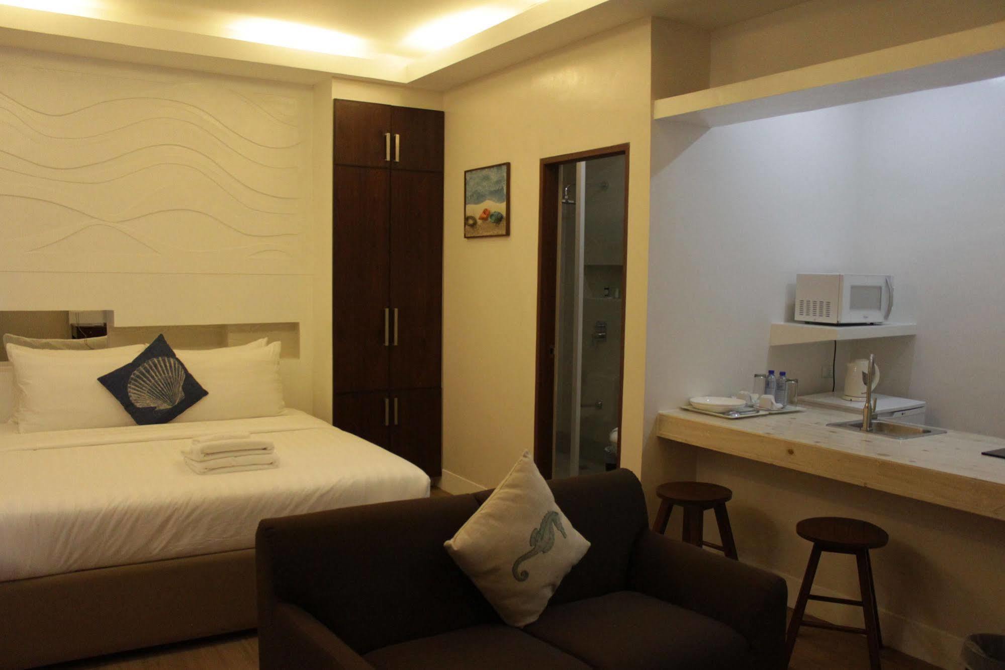 The Reef Hotel And Residences Олонгапо Екстериор снимка
