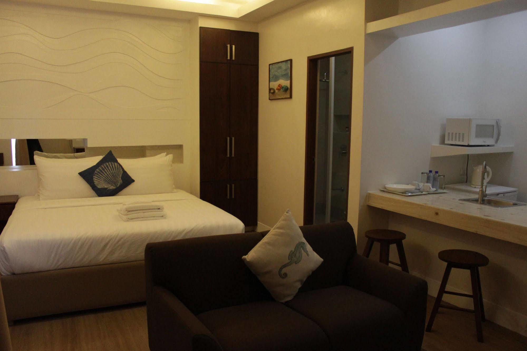 The Reef Hotel And Residences Олонгапо Екстериор снимка